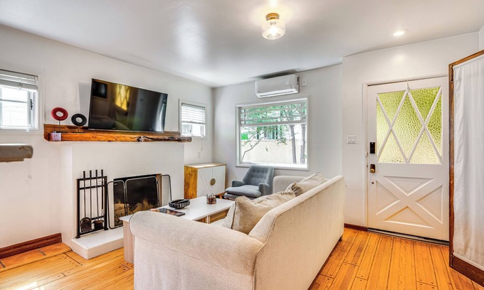 Venice Cabaña | Quiet Cottage < 1 Mi to Venice Beach & Boardwalk!