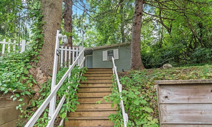 Wagontown Cabaña | Quiet Cottage In The Woods, On a Country Road