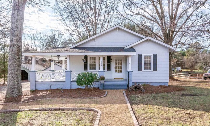 Kernersville Cabaña | Quiet Cottage - King Bed - Near wedding venue & Restaurants - Long Term Allowed