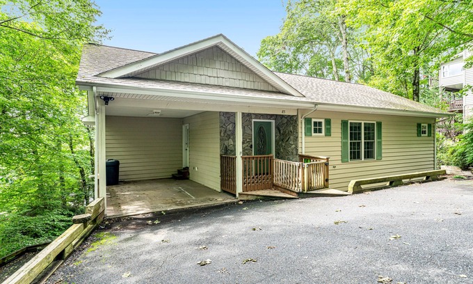 Newland Casa | Quiet cottage with deck & grill + resort pool, on-site golf, & tennis courts