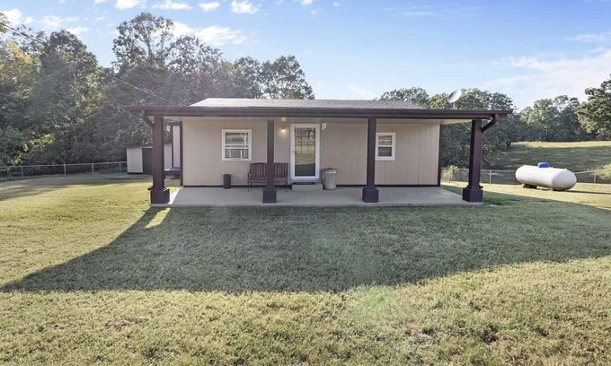 Dickson Cabaña | Quiet Country cottage in Dickson, Tennessee. Only 40 miles from West Nashville.