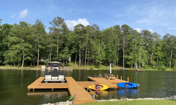 Milledgeville Casa | Quiet Cove 4 Bedroom Lake Retreat, Large Dock & Fire Pit 🎣⛵️☀️