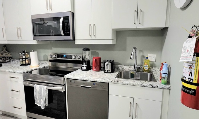 Regina Apartamento | QUIET & COZY MODERN SUITE CLOSE TO RCMP
