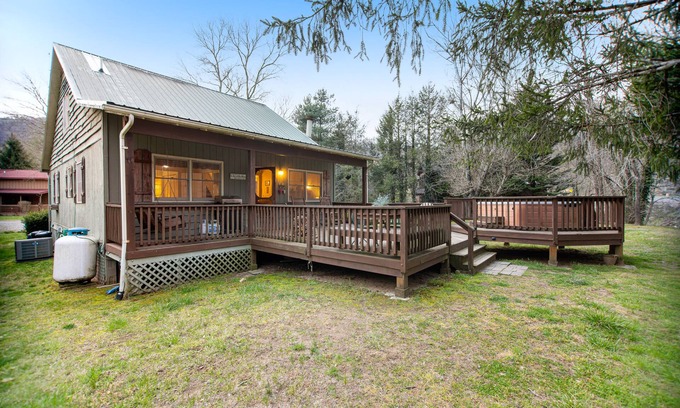 Cullowhee Cabaña | Casa tranquila frente al río que admite mascotas con una gran cubierta posterior, jacuzzi, chimenea