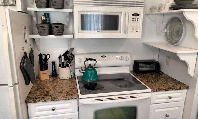Amelia City Apartamento | Quiet Duplex. Walking distance to the Famous Amelia Concours d`Elegance