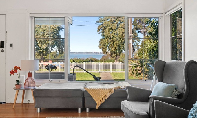 North Shore Casa | Quiet Geelong Getaway I Bay views