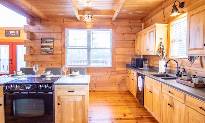 Tellico Plains Cabina | Cozy Weekend Getaway, Some Apr/May Days Available! Summer Bookings Open Now!