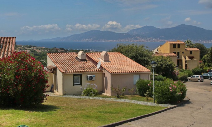 Porticcio Casa | Quiet house 1km from the beach, with tennis court and communal swimming pools