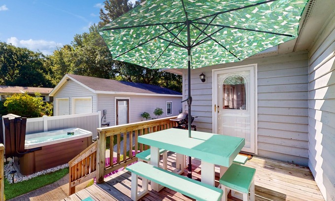 Supply Casa | Quiet house close to the beach w/private hot tub, dog-friendly yard, game room