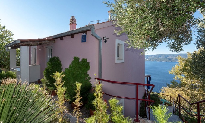 Celina Casa | Casa tranquila en pueblo de piedra con vistas panorámicas al mar.