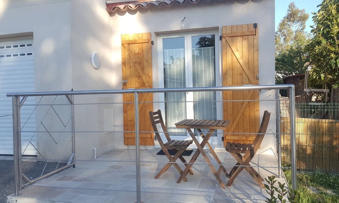 Velaux Cama Y Desayuno | Tranquila habitación independiente, parking privado, terraza.