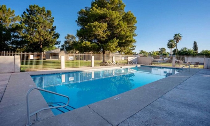 Mesa Condominio | Quiet, Inviting, Artsy Mesa Condo