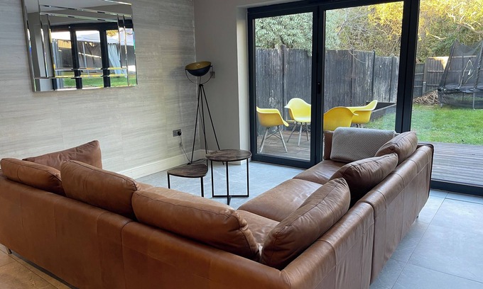 Rayners Lane Casa | Quiet location; easy access to London. Good transport links to Heathrow Airport.