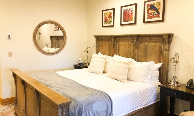 Mountain Village Hotel | Habitación de bloqueo con cama King en Mountain Village
