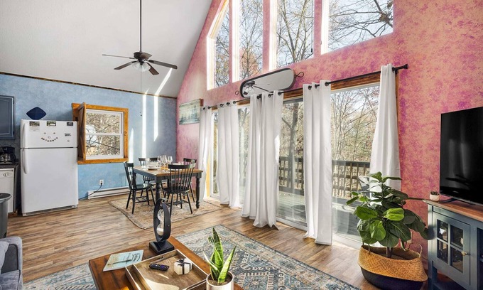 Basye Chalet De Esquí | Quiet Loft Chalet near Bryce w/Hot Tub & Fire Pit