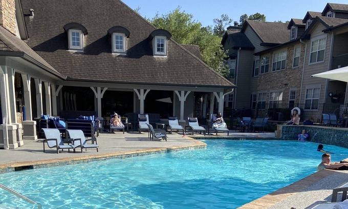 Grogan's Mill Apartamento | Quiet Luxury Nouvelle at The Woodlands Cozy 2 Bedroom-shopping, food, lake view