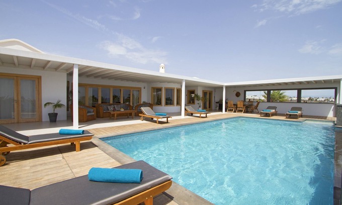Tias Villa | Tranquila villa de lujo con piscina y vistas panorámicas ininterrumpidas al mar y montaña
