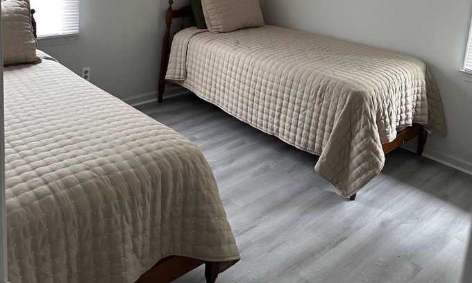 Kelly Casa | Quiet, Minimal Home: 18 Min from White Lake