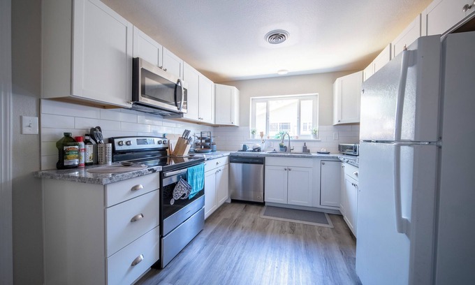 Modesto Casa | Quiet Modern Retreat Next to Sutter, Doctors, Shopping