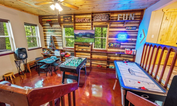 Gatlinburg - Pigeon Forge Chalet De Esquí | Quiet Mountain Cabin-Pool-Hot Tub-Huge GameRoom-Pet Friendly-Home Away From Home