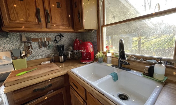 Frank Casa | Quiet mountain retreat with artist workspace, playroom, office and views