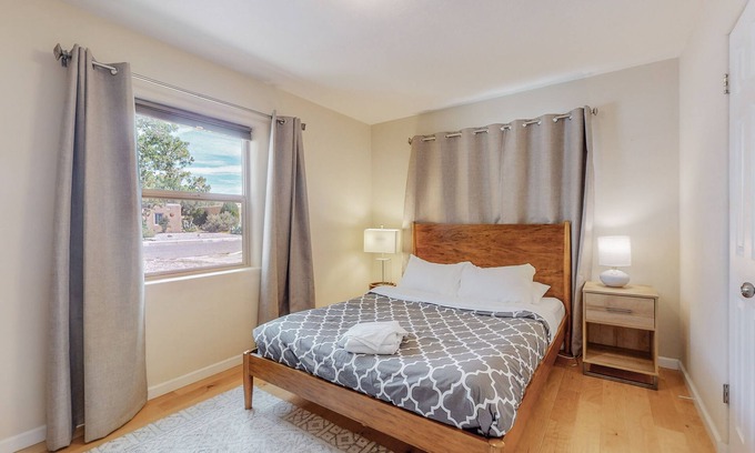 North Campus Casa | Quiet Nobhill Home, 2bd/1ba, Dog Friendly w/YARD