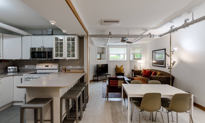 Ukrainian Village Apartamento | Quiet Oasis Only Minutes from Downtown - Friendly Neighborhood! by AllSet Turnover