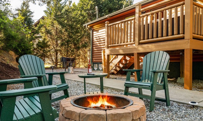 Sevierville Cabina | Quiet One-Level Cabin, Hot Tub, Fire Pit, WiFi, 8 Miles to Parkway