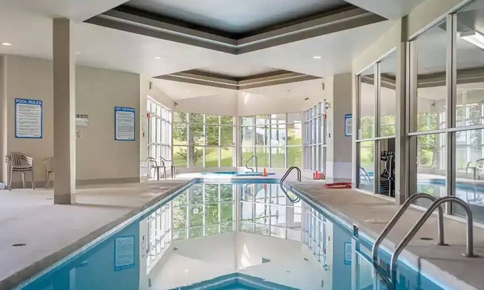 Coach Hill Condominio | Quiet Penthouse Chalet w/ Pool, Spa & Gym. Easy Access To Downtown & Mountains.