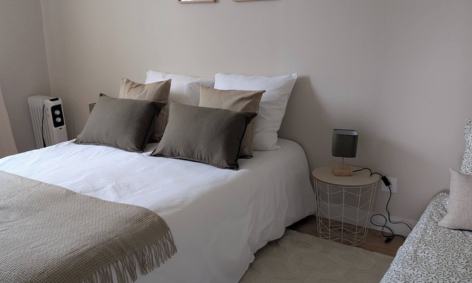 Noyers-sur-Cher Apartamento | Quiet, restful house 9 minutes from the zoo and close to castles.