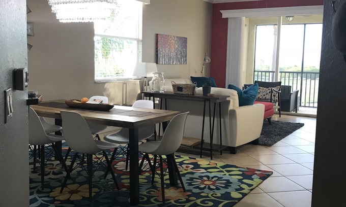 Bradenton Condominio | Renovado en 2018 - todos los muebles nuevos - 2 habitaciones / 2 baños con den - unidad final
