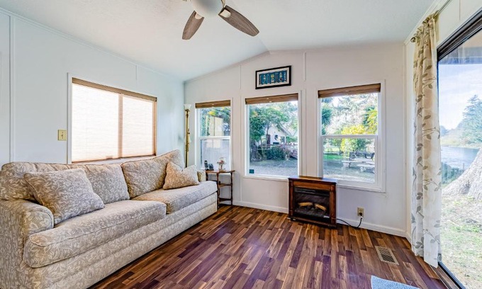 Brookings Casa | Quiet Riverfront Oasis & Getaway Cabin