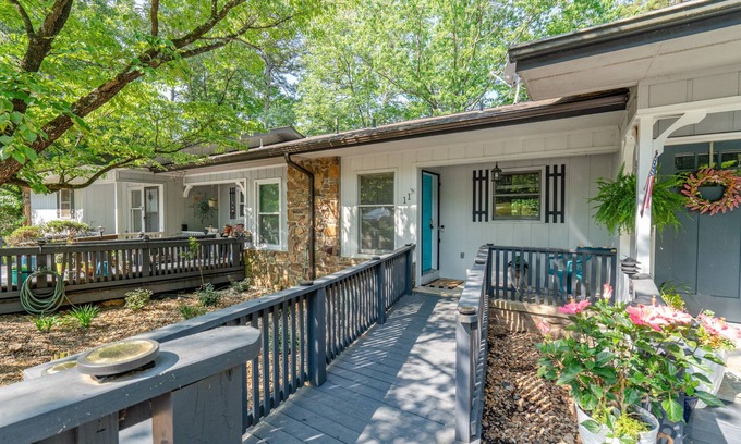 Hot Springs Village Casa | Quiet Shady Lakehouse. Beautifully Decorated Townhome.