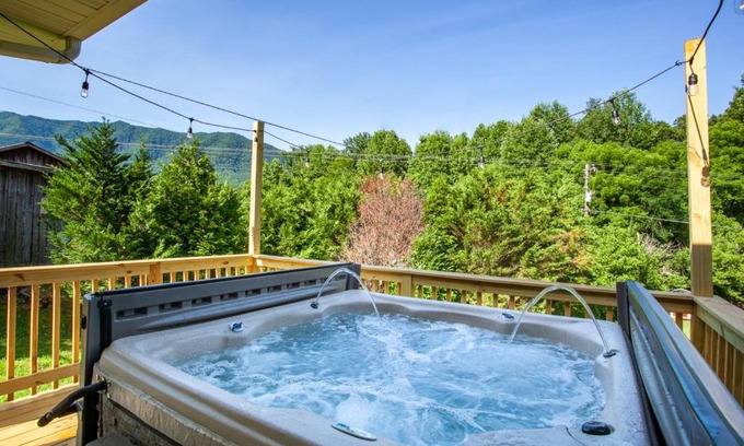 Townsend Casa | Quiet Side Retreat Hot Tub Fire pit Fireplace