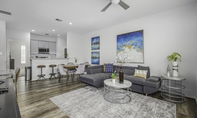 East Downtown Houston Condominio | Comfy & quiet WFH home in EaDo King bed Nurse rate Safe neighborhood