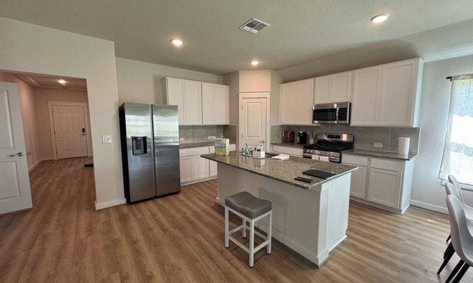 Del Valle Casa | Quiet spacious 5-bedroom house with huge fenced yard near COTA, Tesla, Airport