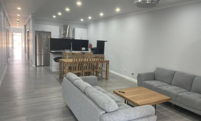 Mount Druitt Casa | Quiet Spacious Family House Mt Druitt - 11 bedrooms