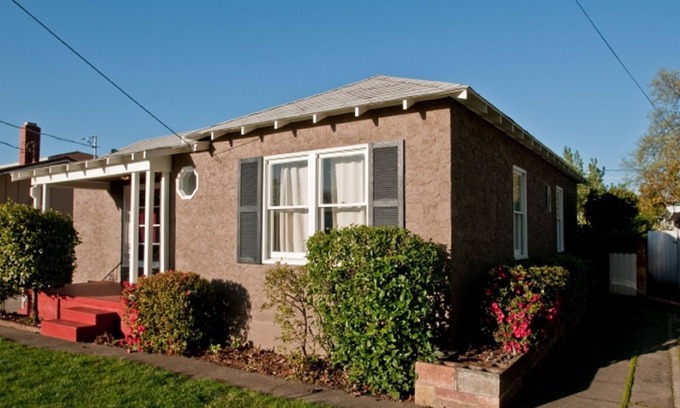 Redding Casa | Calle tranquila.- 1950's Charming 2 Bdrm House Cerca del centro, Civic, Bethel