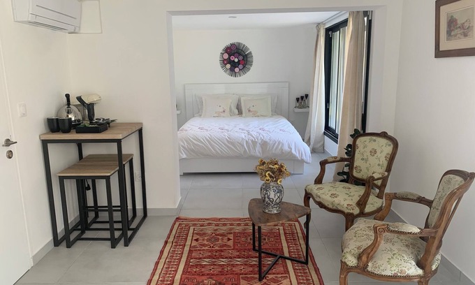 Rueil-Malmaison Apartamento | Quiet studio near RER station