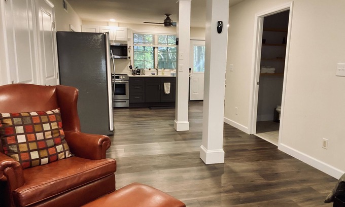 Beverly Hills Casa | Quiet studio with full kitchen in Beverly Hills neighborhood 5 min from the pkwy