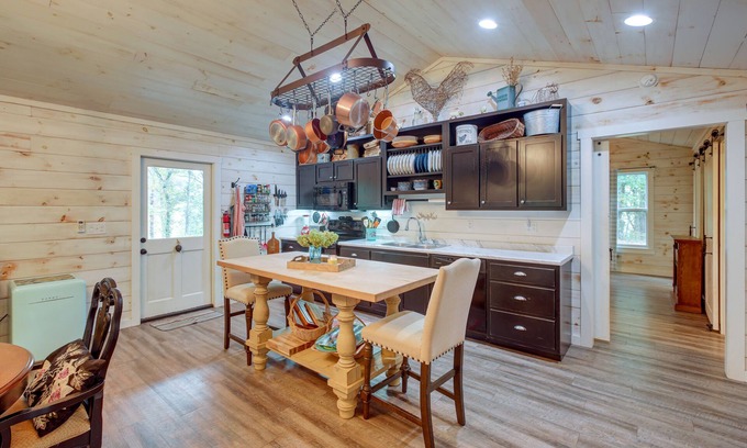 Pikeville Cabina | Quiet Tennessee Mountain Cabin w/ Patio