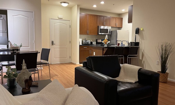 Downtown Los Angeles Apartamento | Quiet Two Bedroom Downtown LA w/ incredible amenities!