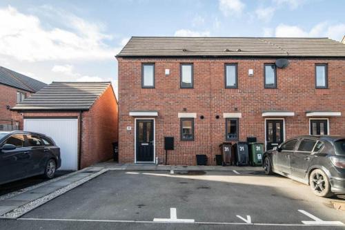 Wolverhampton Casa | Quiet Two Bedroom House Driveway Parking & Garden