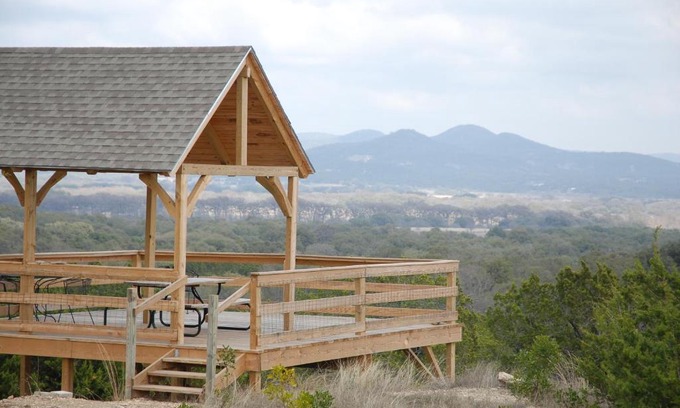 Utopia Casa | Quiet Utopia Cabin with Deck and Mountain Views!