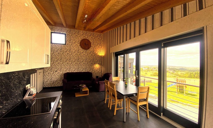 Kommerscheidt Apartamento | Apartamento tranquilo en un moderno edificio nuevo con una vista única.