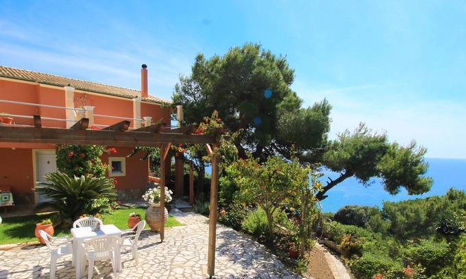 Sinarades Apartamento | Villa tranquila en la playa de Pelekas con 3 apartamentos y vistas panorámicas al mar.