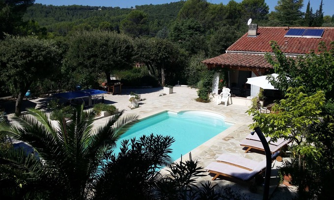 Taradeau Villa | Villa tranquila con piscina, jardín maduro, cerca del centro del pueblo