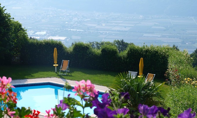 Kurtatsch an der Weinstraße Apartamento | Tranquilo con excelentes vistas, sauna, gran piscina y animales.