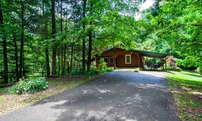Walland Cabina | Quietside Cabin: Sunroom, Fire Pit, Theater Den, & Stunning Views
