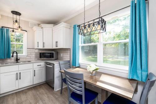 High Point Casa | Quietude Place, Stylish 2 Bedroom House with Full Kitchen